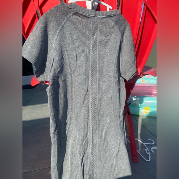 Lululemon shirt size 4/6 - Picture 2 of 2